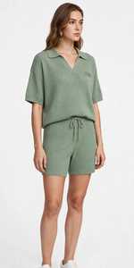 Conjunto de manga corta de punto acanalado para mujer, top con cuello vuelto y pantalones cortos con cordón - Product Image 6