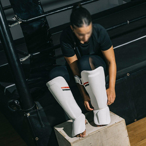 Espinilleras de Boxeo de Cuero Negro OEM con Cierre de Velcro para Entrenamiento y Sparring, Protección Ligera, Talla Adulto - Product Image 4