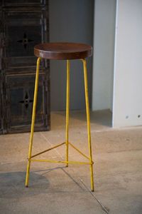 Taburete Metálico de Lujo con Asiento Acolchado y Base de Hierro Resistente, Mueble Moderno para Barra o Mostrador - Product Image 4