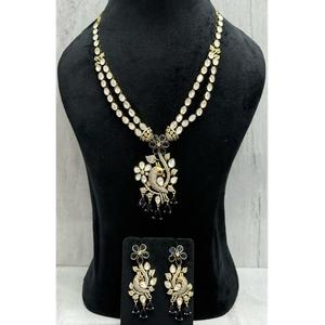 Magnifique ensemble collier et boucles d'oreilles en laiton plaqué or avec moissanite, design classique, pour la collection de vêtements de mariage pour femmes - Product Image 1