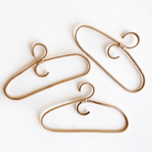 Cintres en rotin pour l'organisation du placard, prix bas, magnifiques cintres naturels pour vêtements en vente - Product Image 1