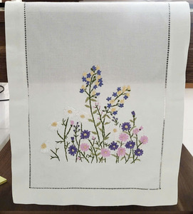 ผ้าปูโต๊ะปักลายดอกไม้สีขาวสไตล์โมเดิร์นสั่งทำขายส่ง คุณภาพสูง งานฝีมือปักลายดอกไม้ ซักได้ ทนทาน เหมาะสำหรับใช้ในบ้าน - Product Image 6