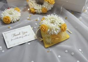 Gajra Floral Roja/Amarilla y Pulsera en Bolsa Transparente al por Mayor – Recuerdos de Boda para Invitados de Haldi, Mehendi, Sangeet - Product Image 3