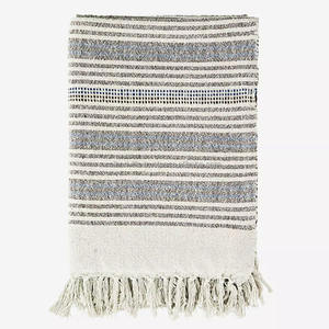 Manta de sofá de algodón bohemio hecha a mano con patrón de rayas y borde con flecos, ideal para importadores de decoración moderna para el hogar - Product Image 4