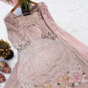 Kurti de diseñador de seda romana pesada con bordado de cristal, Sharara Palazzo con corte Kali y Dupatta de gasa bordada para mujer | - Product Image 4