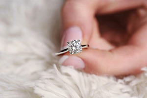 Bague de fiançailles solitaire de luxe en or rose 14 carats avec diamant de laboratoire taille coussin - Product Image 4