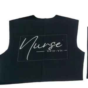 Chaqueta Varsity Corta Premium para Mujer – Cuerpo 100% Lana + Mangas de Cuero Genuino – Chaqueta Bomber Personalizable con Letras - Product Image 2