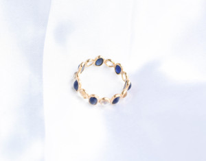 Anillo de Eternidad con Zafiro Azul Natural y Piedra Lunar en Oro Amarillo Sólido de 18K, con Cabujón Ovalado y Bisel de Piedras Preciosas, Piedra de Nacimiento de Septiembre - Product Image 1