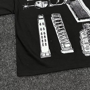 Camiseta Negra de Manga Corta para Hombre con Estampado de Plano de Pistola en la Espalda, Estilo Urbano, Corte Regular, Cuello Redondo de Algodón - Product Image 4