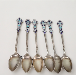 Cuillères à thé vintage plaquées argent avec manches florales émaillées, longues, durables, en métal, pour la table et le service de desserts - Product Image 1