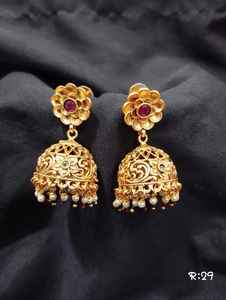 Pendientes Jhumka de Lujo con Baño de Oro Indio en Forma de Flor, con Perlas Engastadas en Bisel, Joyería Étnica Tradicional para Mujer - Product Image 3