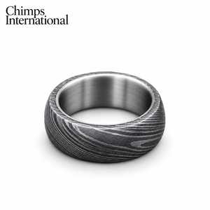 Bague artisanale en acier Damas avec cœur en titane, facettée géométriquement, alliance unisexe |   Conception traditionnelle personnalisée - Product Image 4