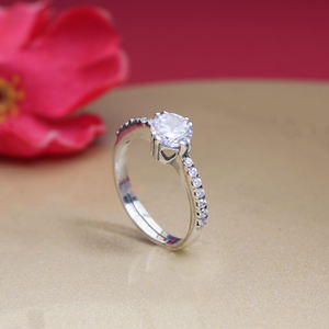 Anillo de Diamantes Solitario Plateado de Estilo Moderno con Banda Pavé, Joyería para Mujeres y Niñas, para Usar en Bodas y Fiestas - Product Image 3