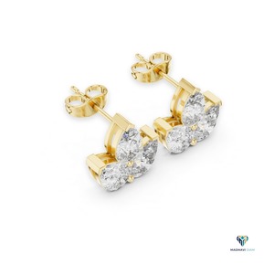 Boucles d'oreilles clous en or jaune 18 carats avec diamants de laboratoire en forme de poire de 2,94 carats, boucles d'oreilles florales à trois pierres - Product Image 3