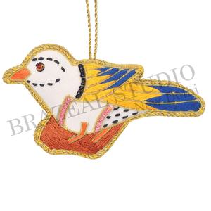 Adornos Navideños Personalizados Bordados a Mano en Terciopelo Satinado Ecológico de Brazeal Studio, Cuentas, Hilos Dorados, Pájaro - Product Image 2