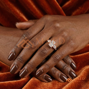 แหวนแต่งงานเพชรทรงเรเดียนท์คัท ทองคำชมพู 14K แบบคลาสสิก ประดับเพชรสามเม็ด ดีไซน์ก้านแหวนแยกสำหรับผู้หญิง - Product Image 4