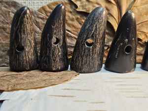 Cierre de cuerno natural duradero con dos orificios, técnica pulida, ecológico, de alta calidad para creaciones de joyería artesanal. - Product Image 5