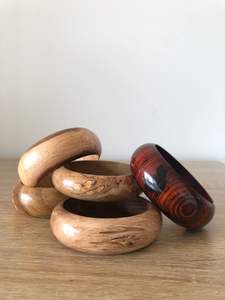 Brazaletes de Madera Clásicos y Elegantes a Prueba de Agua para Mujer con Acabado Liso, Joyería Personalizable para Bodas, Fiestas y Uso Diario - Product Image 3