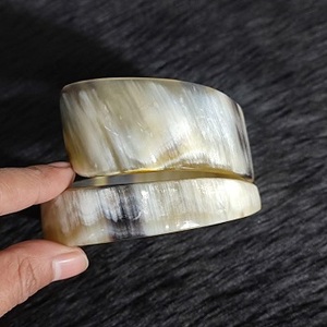 Bracelet ajustable en corne de buffle de qualité supérieure, écologique, à thème animalier, style ouvert, bijoux faits à la main de l'Uttar Pradesh - Product Image 3