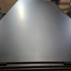 Contrachapado de Madera Dura 4x8 WBP Acacia Eucalipto Impermeable con Revestimiento Fenólico Marino para Encofrados de Construcción - Product Image 1