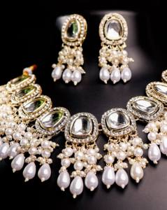 Ensemble de bijoux traditionnels Kundan en alliage de zinc doré pour femme, collier et boucles d'oreilles pendantes en perles blanches foncées, pour mariée et mariage - Product Image 2