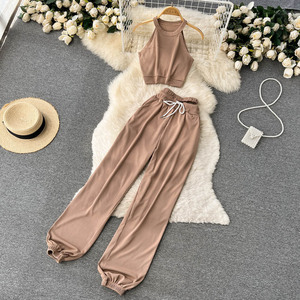 Conjunto de dos piezas para mujer: top halter tejido liso y pantalones rectos elásticos transpirables con tirantes cortos - Product Image 5