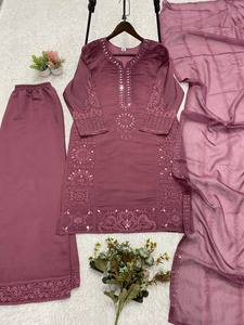 Traje de Fiesta de Lujo Mal Chanderi con Bordado de Lentejuelas y Trabajo de Relieve, y Dupatta de Organza Suave - Product Image 6