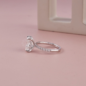 Anillo de Diamante Cultivado en Laboratorio con Corte Baguette, Diseño Moderno, Oro Blanco con Incrustaciones, Certificado IGI con Claridad VVS para Mujer, en Venta - Product Image 3