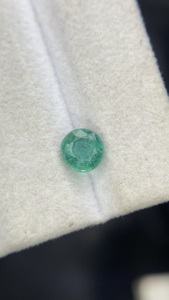 Esmeralda Zambiana Natural Certificada, Corte Redondo, con Buen Brillo, Piedra Preciosa Suelta para Joyería, 0.76 Quilates - Product Image 1