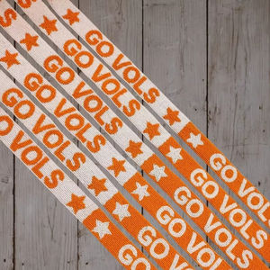 Sangle de sac style Dallas Cowboys personnalisée avec perles à sequins roses et lettres blanches en forme d'étoile – Pièces spéciales pour sacs - Product Image 1