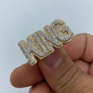 แหวนเพชรโมอิสซาไนต์ VVS แบบเต็มวง รุ่น Full Iced King สำหรับผู้ชาย สไตล์ฮิปฮอป ชุบโรเดียม ตัวอักษรแบบสั่งทำ แหวนเงินแท้ 925 เครื่องประดับแชมเปี้ยน - Product Image 3