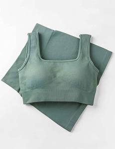 Ensemble de sport deux pièces pour femme, personnalisé OEM, comprenant un crop top moulant et un short cycliste, vente en gros - Product Image 1