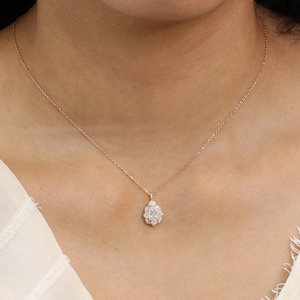 Collar con Colgante de Diamante Cultivado en Laboratorio con Halo de Perlas en Oro Rosa - Product Image 2