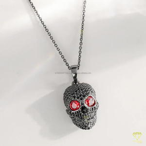 สร้อยคอจี้หัวกะโหลกโกธิคที่มีตาสีแดงสร้อยคอหัวกะโหลกโลหะสีดำกับหินโมอิสซาไนต์สีดำและสีแดง - Product Image 1
