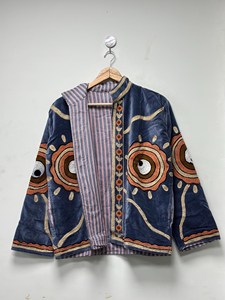 Chaqueta de terciopelo azul de lujo con diseño botánico simétrico y bordado de personajes vintage, estilo bohemio, manga larga, para otoño. - Product Image 5