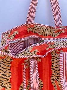 Sac fourre-tout matelassé en coton rayé rouge orangé de luxe avec imprimé main de tigre, sac à main décontracté léger à fermeture éclair pour femme - Product Image 4
