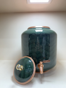 Dispensador de Agua de Cobre Puro Hecho a Mano con Acabado Verde Esmeralda, Olla Matka de 8L para el Hogar y la Oficina, Diseño Ecológico - Product Image 3
