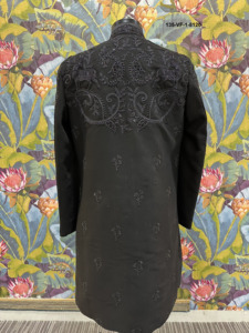 Traje Sherwani con yoke trasero con efecto espejo, negro azabache, base TR Lachko, con relieve 3D de enredaderas y cuentas codificadas - Product Image 3