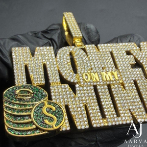จี้ห้อยคอ AARVA JEWELS รุ่น Money On My Mind ชุบทอง 18K ประดับเพชรโมอิสซาไนต์ สไตล์ฮิปฮอป สำหรับผู้ชาย รูปตัวอักษร - Product Image 2