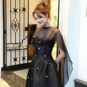 Robe longue élégante en satin noir avec cape transparente superposée, ornée de perles, style vintage, coupe trapèze, pour soirée - Product Image 2