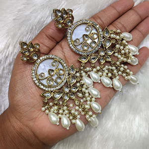 Elegantes pendientes colgantes largos de Kundan y cuentas con acabado dorado, ideales para ropa de novia, trajes étnicos y celebraciones especiales - Product Image 1