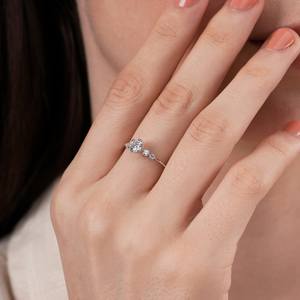 Anillo de Compromiso con Diamante Redondo Creado en Laboratorio, Anillo de Cinco Diamantes con Diamantes en la Banda, Anillo de Diamantes Certificado, Oro de 18K - Product Image 3