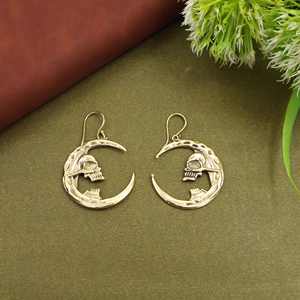 Boucles d'oreilles pendantes Crâne et Lune Croissante, Bijoux Gothiques Célestes, Style Sorcière Bohème, Cadeau Tendance - Product Image 4
