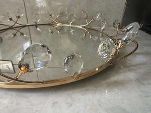 Bandeja Redonda Metálica de Almacenamiento con Detalles de Cristal, Acabado Dorado, Superficie Pulida, para Uso en Mesa, Diseño Moderno y Lujoso - Product Image 5