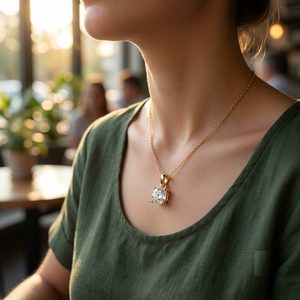 Collier pendentif solitaire en diamant de laboratoire taille brillant rond, or jaune 14 carats, sertissage carré à quatre griffes, chaîne câble pour femme - Product Image 5