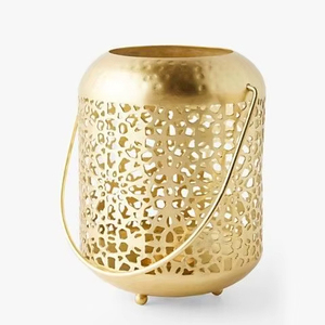 Lanterne en métal intemporelle pour l'éclairage de la maison et du jardin, créant une ambiance chaleureuse et accueillante avec un attrait décoratif classique - Product Image 1