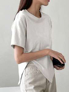 เสื้อยืดแขนสั้นคอกลมสีเทาอ่อนทรงเอซิมเมทริก ชายเสื้อผ่าข้าง สไตล์ลำลอง เหมาะสำหรับฤดูร้อน เสื้อผู้หญิง OEM - Product Image 5