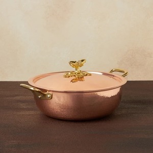 Plat de cuisson ovale en cuivre martelé style vintage, avec couvercle à bouton en laiton floral et double poignée, pour servir les aliments - Product Image 5