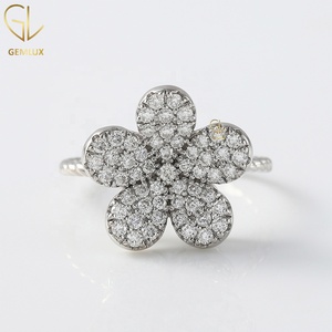Bague en or blanc 18 carats avec motif floral pavé de diamants, bague de style floral en moissanite taille ronde, bague torsadée en or blanc 18 carats - Product Image 1