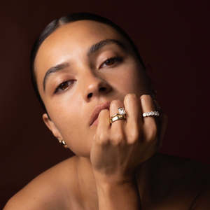 แหวนหมั้นเพชรเม็ดเดี่ยวทรงเหลี่ยมมรกต VVS เพชรเลี้ยงในห้องปฏิบัติการ ทองคำบริสุทธิ์ 14K รับรองโดย IGI พร้อมขอบฝังแบบ Bezel หลากสีสัน หรูหรา - Product Image 3